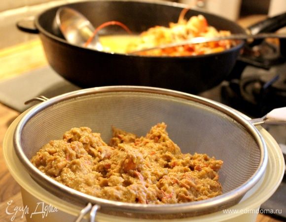 Измельчённую массу переложить в мелкое сито, установленное на кастрюле. Протереть пюре, как можно тщательнее.