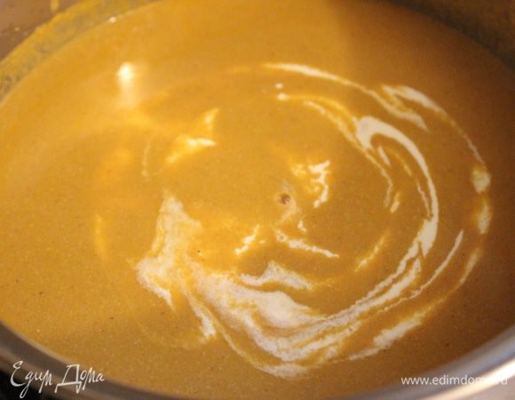 Прогреть суп-пюре на медленном огне. Если суп покажется жидковатым, то его можно немного уварить, а затем смешать со сливками и опять прогреть.