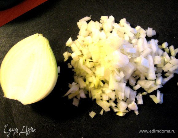Лук мелко нарезаем...