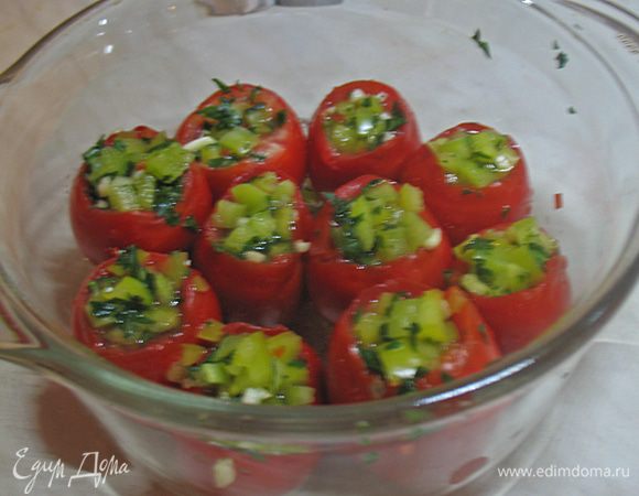 В этом году я готовила не один раз очень вкусные помидоры от Натахан. http://www.edimdoma.ru/retsepty/43731-pomidory-malosolnye-suhoy-sposob