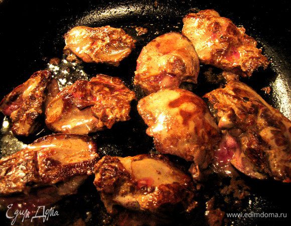 Переворачиваем и жарим с другой стороны на большом огне.