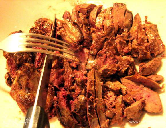 Вынимаем на тарелку или доску и начинаем измельчать кусочки... Можно пропустить через блендер, но я люблю именно, чтобы кусочками.