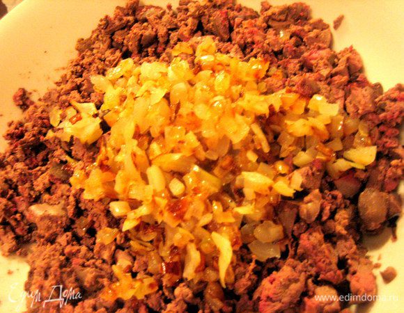 Добавляем к печени обжаренный лук.