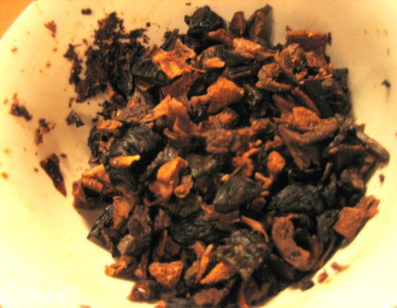 Мягкие грибы отжимаем и тоже крошим. Я делаю это кухонными ножницами, так быстрее!