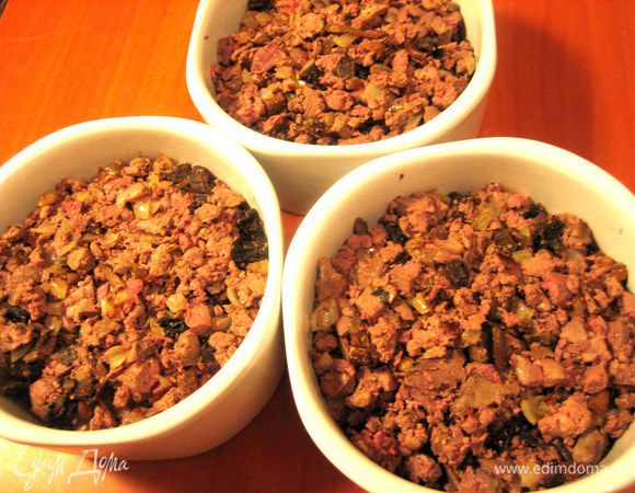 Утрамбовываем начинку в керамические формочки...