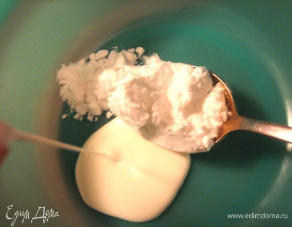 Разводим в миске в сливках крахмал... Можно взять и жирные разбавленные сливки!