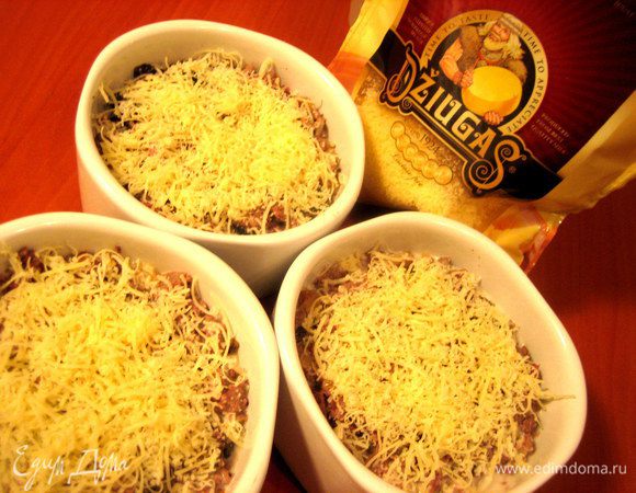 И посыпаем ароматным сыром Джюгас! Ставим в духовку на 200*С.