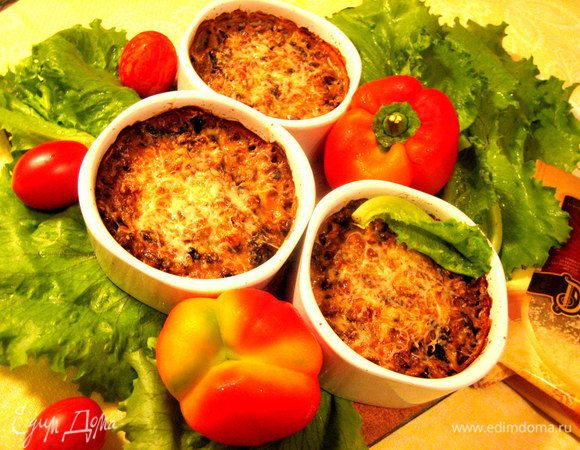 Подаём горячим с зеленью и свежими овощами.