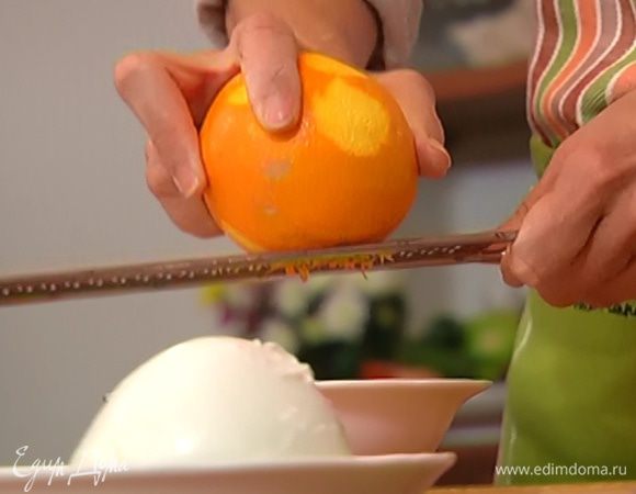 Цедру апельсина натереть на мелкой терке.