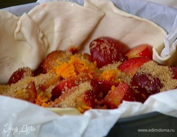 Уложить сливы в форму с тестом, присыпать сахаром, апельсиновой цедрой, сбрызнуть ванильным экстрактом.