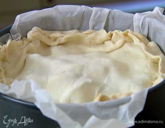 Из второго пласта теста вырезать круг по размеру формы, накрыть им пирог и защипнуть края, чтобы пирог был полностью закрыт.