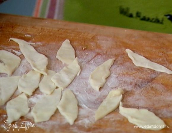 Из остатков теста вырезать фигурки, например лепестки.