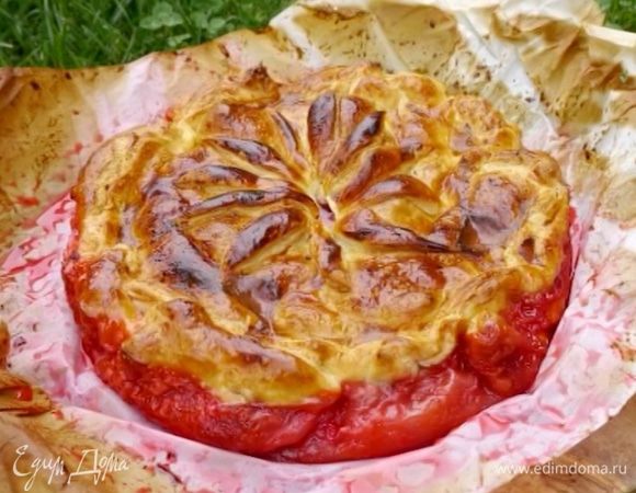 Выпекать пирог в разогретой духовке 40 минут.