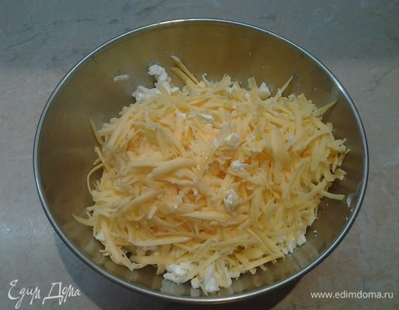 Разогреть духовку до 200 градусов. Натереть брынзу на крупной терке. У меня еще было немного сыра. вот я и добавила его в начинку. Натерла тоже на крупной терке