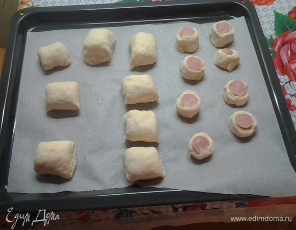 Полодить маленькие рулетики на противень и дать постоять немного. Смазать сверху взбитым яйцом и отправить в духовку на 20 минут