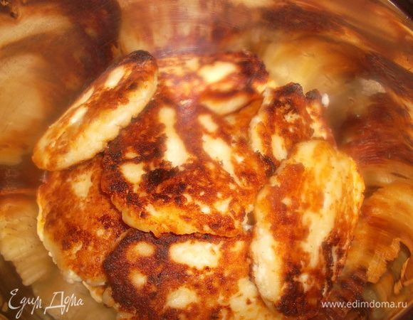 Все компоненты для сырников смешать. Оставить на 30 минут, чтобы немного разбухла манка. Обжарить на любом масле (без добавления муки, сырники прекрасно держат форму и не разваливаются). Сложить в кастрюльку...