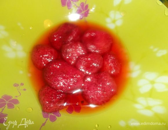 Клубнику выложить в мисочку (у меня была замороженная, так что предварительно, конечно, разморозила). ..