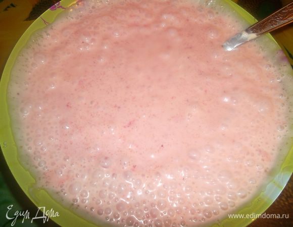 Взбить погружным блендером до однородности (сильно взбивать не нужно)...