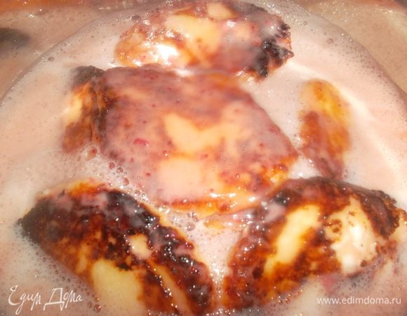 Заливаем сырнички соусом, ставим на небольшой огонь, доводим до кипения и сразу же снимаем (не кипятим!)...