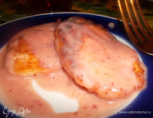 Желательно дать настояться сырникам хотя бы полчасика, чтобы они пропитались соусом. Приятного аппетита:-))