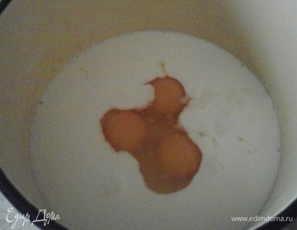 В кефир добавить сахар, соду и яйца.