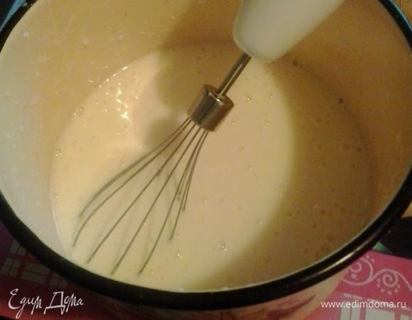 Хорошенько взбиваем миксером. Добавляем муку и продолжаем взбивать. Тесто должно получиться по консистенции, как густая сметана.