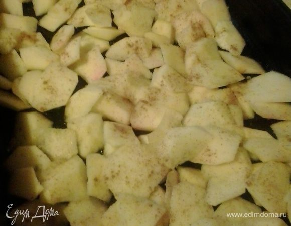 Яблоки очищаем от кожуры и семян, произвольно нарезаем. Выкладываем яблоки на противень, смазанный маслом и посыпанный сухарями.