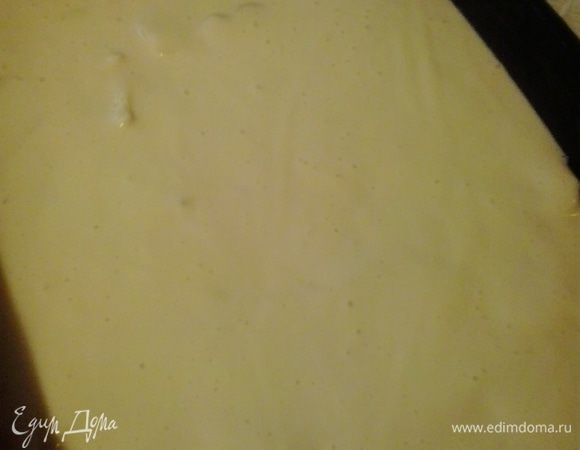 Заливаем яблоки тестом и ставим в разогретую до 180 градусов духовку минут на 25–30.