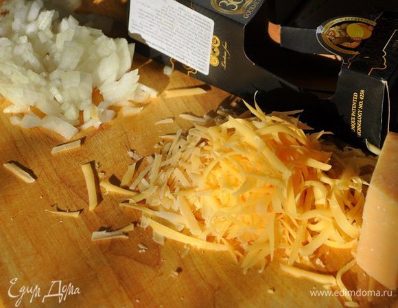 Очистить лук и нарезать мелкими кубиками, сыр натереть на крупной терке, можно использовать смесь сыров