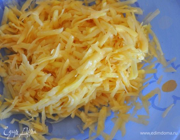 Картофель очистить и натереть на крупной терке, отжать. 