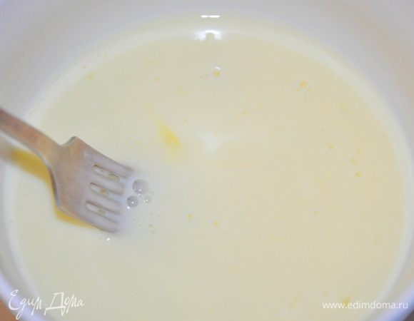 Вилкой взбить яйцо с молоком 