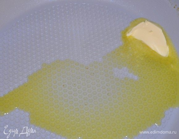 В сковороде растопить сливочное мало и оливковое масло (можно заменить на растительное, или обжарить пару полосок бекона)