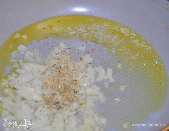 Обжарить лук и орегано на среднем огне до прозрачности