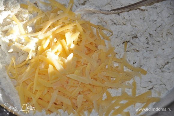 Добавить остывшую картофельно-луковую смесь в миску с мукой Перемешать вилкой, чтобы овощная смесь равномерно соединилась с мукой. добавить сыра (оложить немного тертого сыра) остальное добавить в миску и снова аккуратно перемешать вилкой.