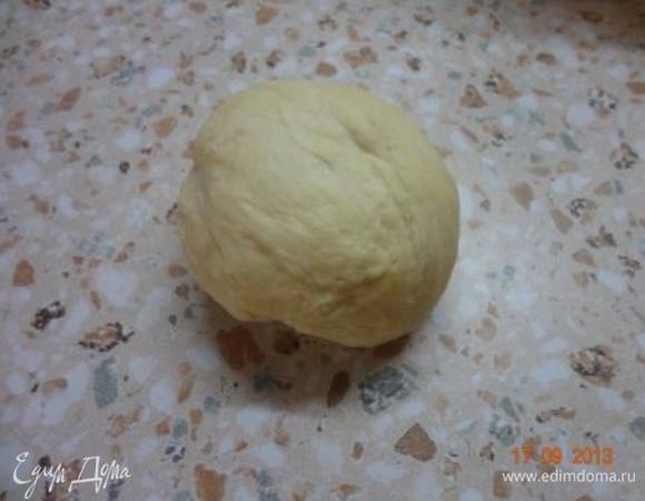 Тесто замешивается по стандартной схеме, в стакане теплой воды растворить 1 чайную ложку соли, вылить в глубокую миску для замеса, вбить два яйца, все хорошо размешать и подсыпая муку, замесить эластичное тесто (муки у меня уходит 2,5 - 3 стакана), завернуть в пищевую пленку и оставить на столе на 25-30 минут.