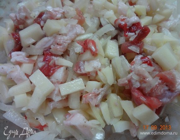 Для начинки мясо вместе с салом, очищенные картофель и лук порезать мелким кубиком, все смешать в миске, хорошо посолить, поперчить, вымешать руками, чтобы лук дал сок, накрыть пленкой и оставить на 15-30 минут на столе. 