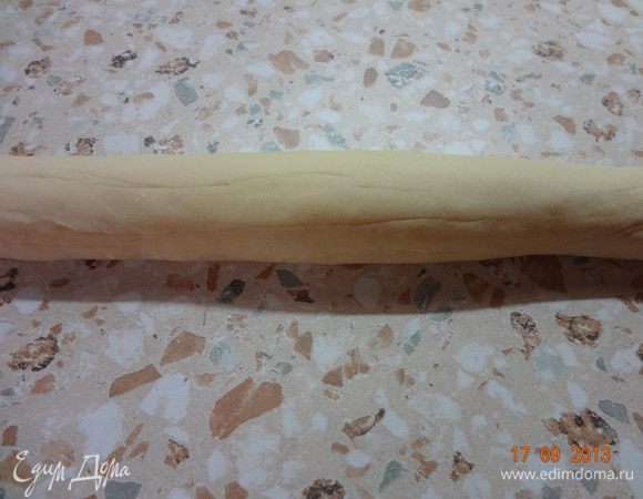 Отдохнувшее тесто разделить на три части, каждую скатать в шар, присыпать мукой, убрать в пакет, одну часть отставить, размять руками, скатать в жгутик (4-5 см. в диаметре).