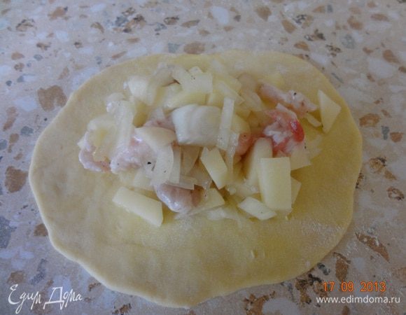 Жгутик разрезать на кусочки одинаковой величины, каждый кусочек раскатать в лепешку (не тонко, чтобы тесто при варке не лопнуло и не толсто), в центр лепешки выложить начинку (у меня получается 1 столовая ложка), защипать края и сформировать мант любимой формы (мы любим круглые).