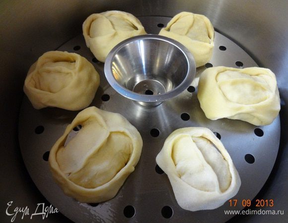 В мантоварке вскипятить воду, смазать растительным маслом секции, выложить на них манты, закрыть крышкой и варить на слабом огне (чтобы кипение не прекращалось) 45-50 минут.