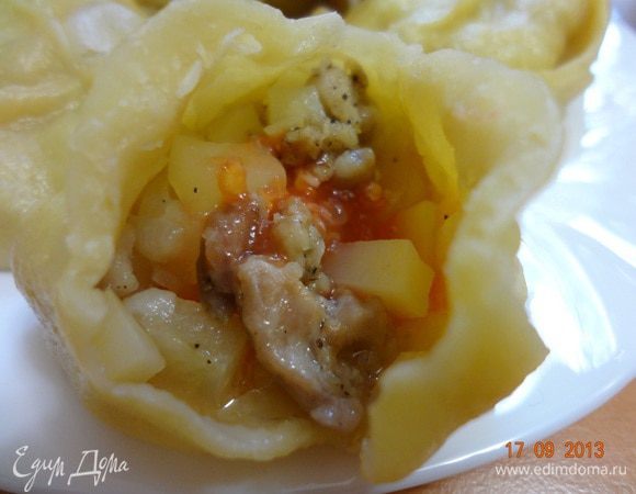 Подавать манты горячими с любимым соусом. Очень вкусно с хреновиной (старый русский соус) или домашней аджикой)))) наше дополнение к рецепту. Лук дает много сока, который пропитывает всю начинку и тесто, черный перец - невероятный аромат. Все отлично проваривается за это время, недовольных гостей еще у нас не было, ну а мы любим это блюдо и наших друзей всем сердцем)))