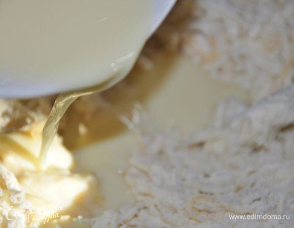 Влить молоко с яйцом и все перемешать. 