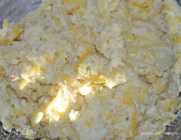 Предупрежу сразу, тщательно и долго не перемешивать -здесь главное, чтобы ингредиенты соединились.Должна получиться густая масса, но не плотная. Тогда при выпечке булочки равномерно пропекутся и будут мягкими. 
