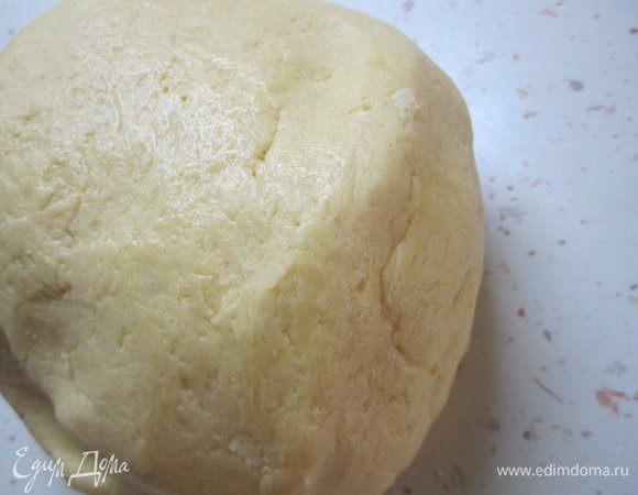 Коржи. Сливочное масло комнатной температуры, взбить с желтками и сахаром до однородной массы.
Добавить муку, замесить мягкое не липкое тесто. Тесто разделить на 3-5 частей, накрыть пленкой,  поставить на 30 минут в холодильник.