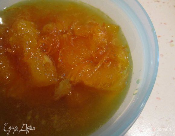 С двух апельсинов снять цедру, мелко натереть или нарезать. Из апельсинов вырезать мякоть, без пленочек и кожуры, нарезать кусочками. Засыпать сахаром, добавить ликер, выжать сок из остатков апельсинов.
На низком огне варить 15-20 минут. 
