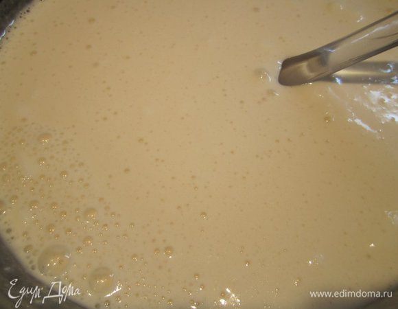 Не переставая взбивать ввести в белки горячие сливки. Варить на водяной бане до состояния густого киселя.
После, снять с бани и взбивать пока масса не остынет до комнатной температуры.