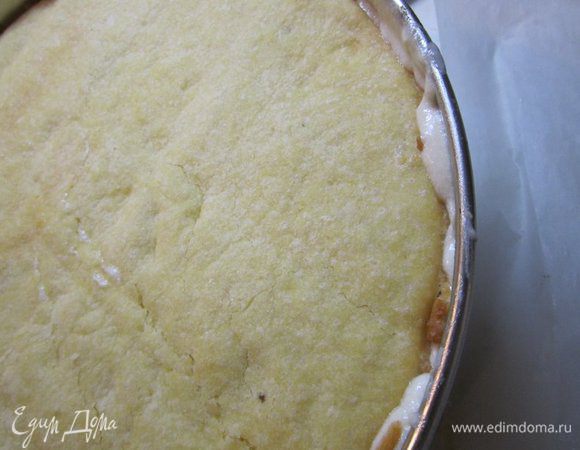 Сборка торта. Торт лучше собирать в разъемной форме.
На корж нанести небольшое количество апельсиновой пропитки.
Затем часть крема. Так перемазать все коржи.
Поставить торт в холодильник на 3-5 часов.