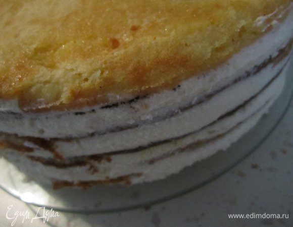 После охлаждения торт достать из формы. Выложить на блюдо, украсить по желанию. Можно небольшим количество взбитых сливок и миндальными хлопьями. 