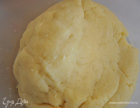 Добавить муку, просеянную с разрыхлителем и замесить тесто. 