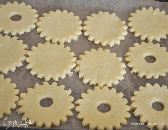 Раскатать в пласт толщиной 5 мм, вырезать формочкой кружочки. В половине кружочков вырезать центр круглой  формочкой поменьше. И отправить выпекаться при 180 гр. С 10 минут. После выпечки дать песочникам остыть. 