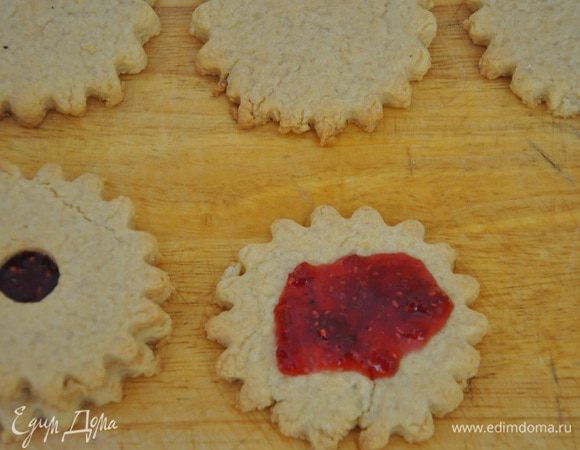 Склеить попарно предварительно промазав их вареньем. Варенье или джем можно использовать любой